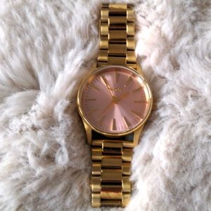 Woman's Nixon Sentry 38'